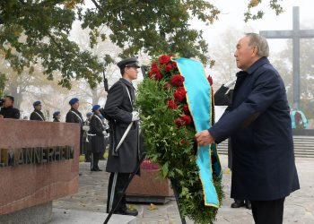 Нұрсұлтан Назарбаев Карл Маннергейм бейіті мен «Батырлар кресі» ескерткішіне гүл шоғын қою рәсіміне қатысты