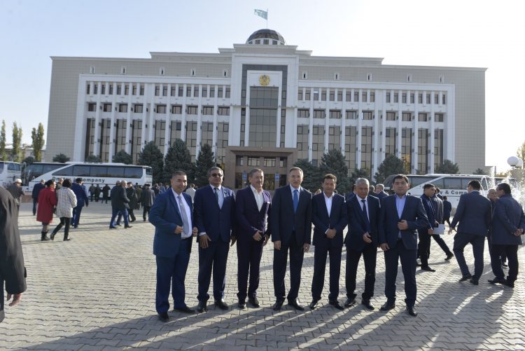 Жыр алыбы Жамбылдың ескерткіші Тараз төрінде