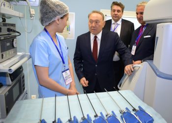 Елбасы Қазақстандағы роботталған хирургияның халықаралық референстік және оқыту орталығына барды