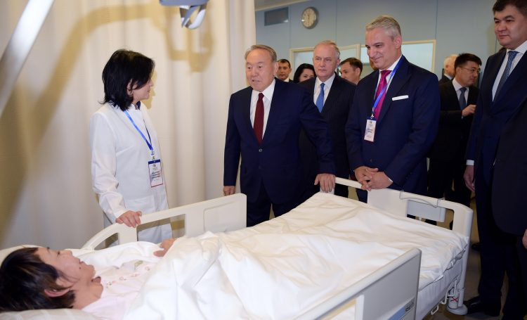 Елбасы Қазақстандағы роботталған хирургияның халықаралық референстік және оқыту орталығына барды