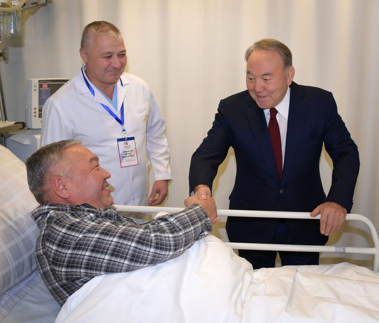 Елбасы Қазақстандағы роботталған хирургияның халықаралық референстік және оқыту орталығына барды