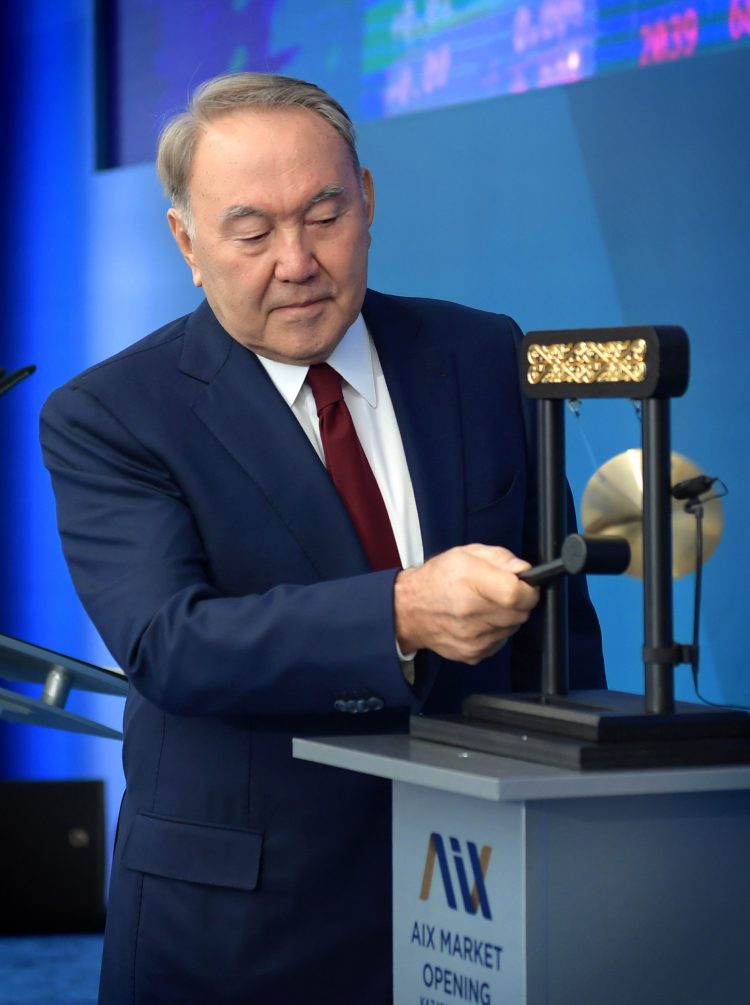 Қазақстан Президенті «Астана» халықаралық қаржы орталығының биржасындағы алғашқы сауда-саттықты бастау рәсіміне қатысты