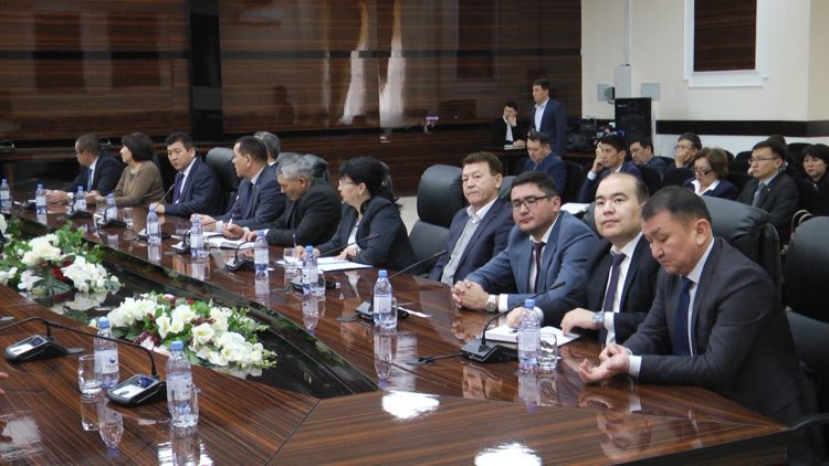 Жұмыстан тыс уақытта үстеме жұмыс атқару тоқтатылуда