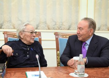 Мемлекет басшысы Қазақстанның халық жазушысы, Мемлекеттік сыйлықтың лауреаты Әбдіжәміл Нұрпейісовті қабылдады