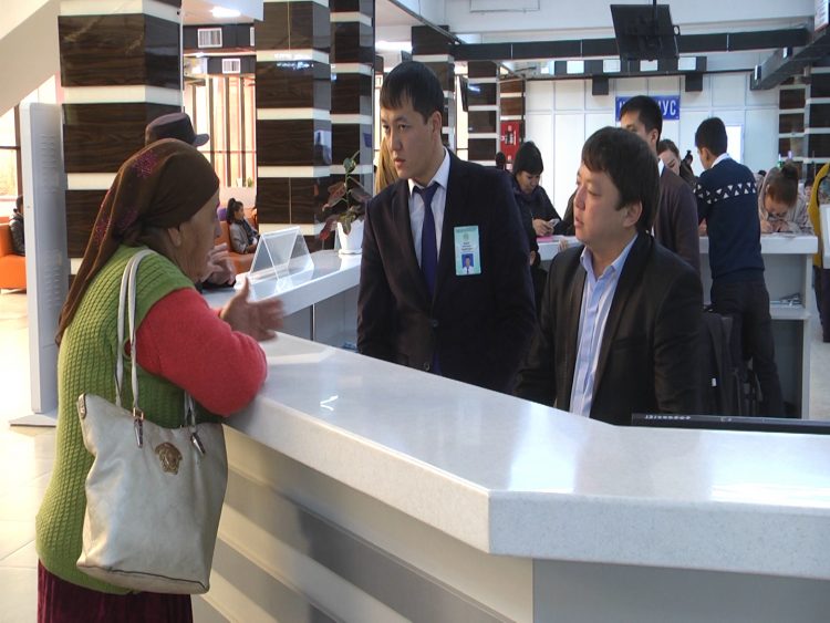 Өнер жұлдыздары сахнаны ХҚКО-на ауыстырды