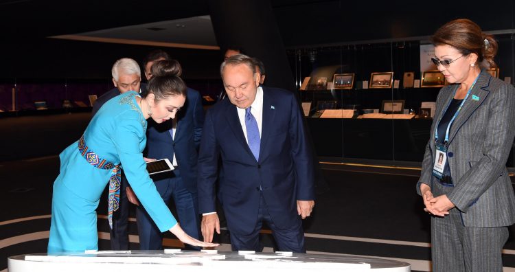 Елбасы Қазақстанның антиядролық қозғалысына арналған көрмені аралап көрді