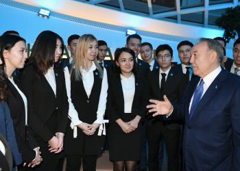 Елбасы Қазақстанның антиядролық қозғалысына арналған көрмені аралап көрді