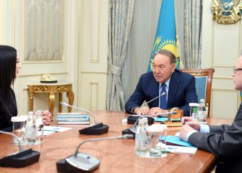 Нұрсұлтан Назарбаев «Отырар сазы» мемлекеттік академиялық фольклорлық-этнографиялық оркестрінің жетекшісі Дінзухра Тілендиеваны қабылдады