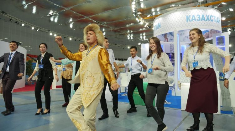 СОЧИДЕГІ ҚАЗАҚСТАН КӨРМЕСІН 5000-ҒА ЖУЫҚ  РЕСЕЙЛІК ТАМАШАЛАП ҮЛГЕРДІ