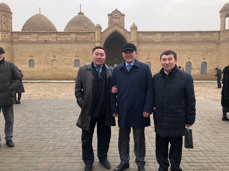 ФОТОРЕПОРТАЖ: «Отандастар» делегациясы Түркістан облысының киелі жерлерін аралауда