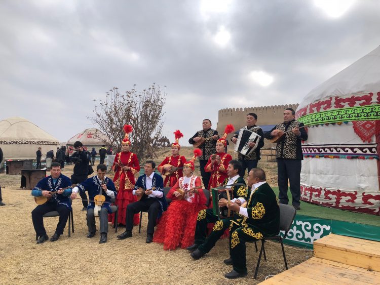 ФОТОРЕПОРТАЖ: «Отандастар» делегациясы Түркістан облысының киелі жерлерін аралауда
