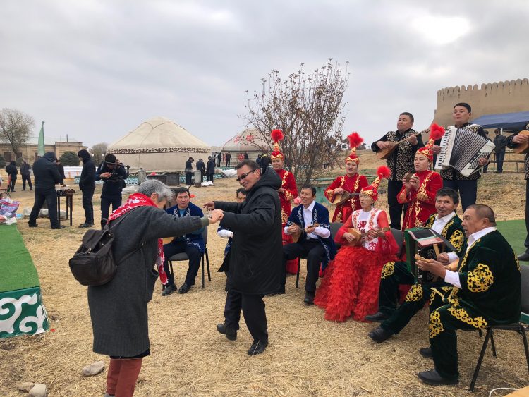 ФОТОРЕПОРТАЖ: «Отандастар» делегациясы Түркістан облысының киелі жерлерін аралауда