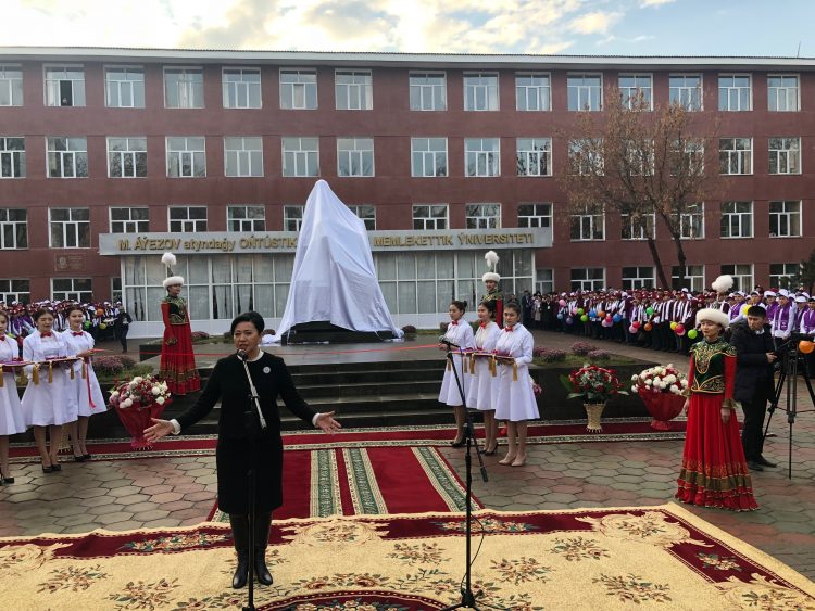 Академик С.Сүлейменовтың ескерткіші тұғырға қондырылды