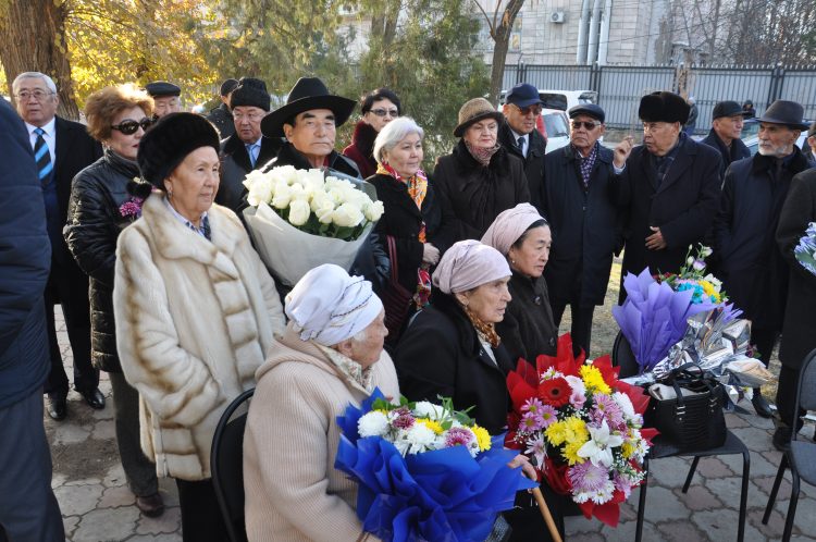 Жазушы Әбжапар Жылқышиевтың туғанына — 100 жыл!