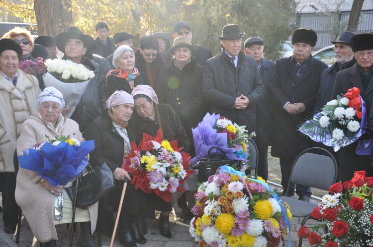 Жазушы Әбжапар Жылқышиевтың туғанына — 100 жыл!