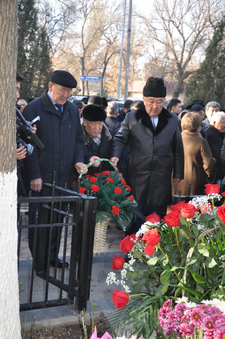 Жазушы Әбжапар Жылқышиевтың туғанына — 100 жыл!