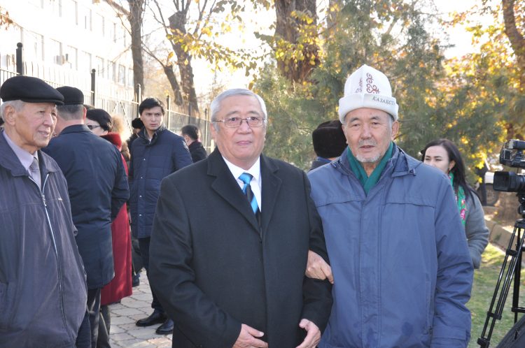 Жазушы Әбжапар Жылқышиевтың туғанына — 100 жыл!