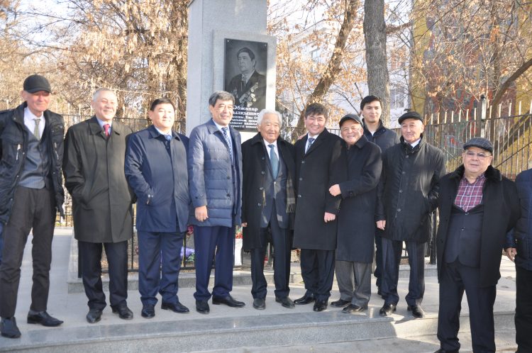 Жазушы Әбжапар Жылқышиевтың туғанына — 100 жыл!