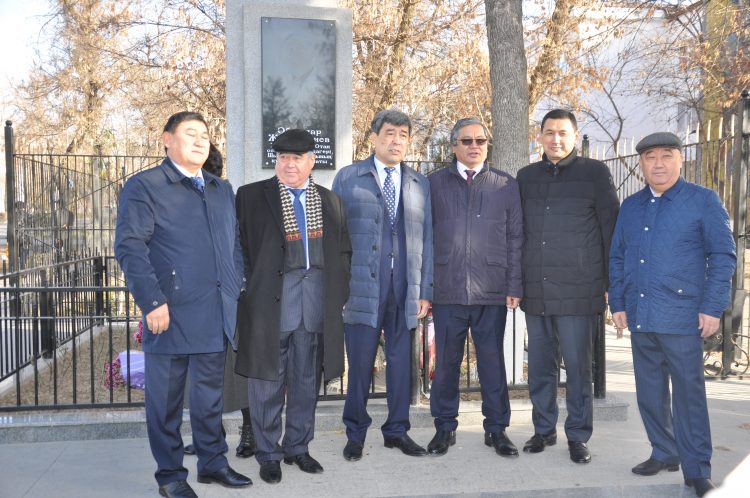 Жазушы Әбжапар Жылқышиевтың туғанына — 100 жыл!