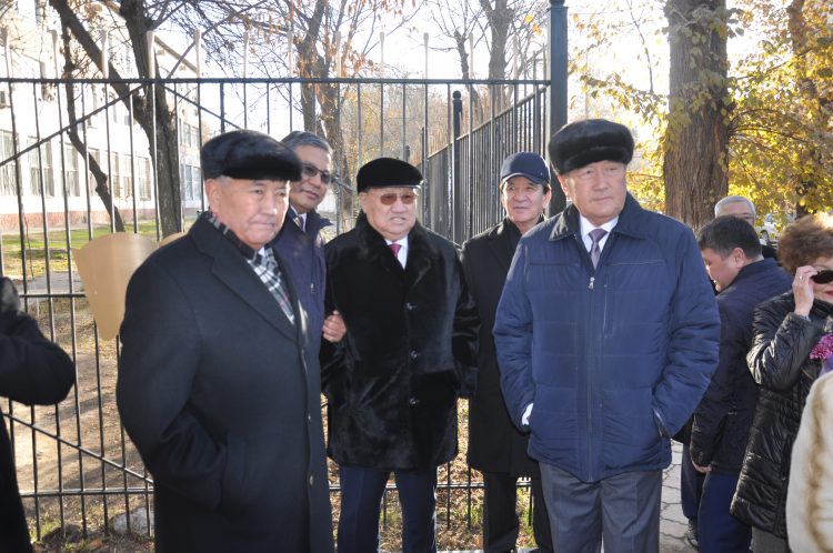 Жазушы Әбжапар Жылқышиевтың туғанына — 100 жыл!