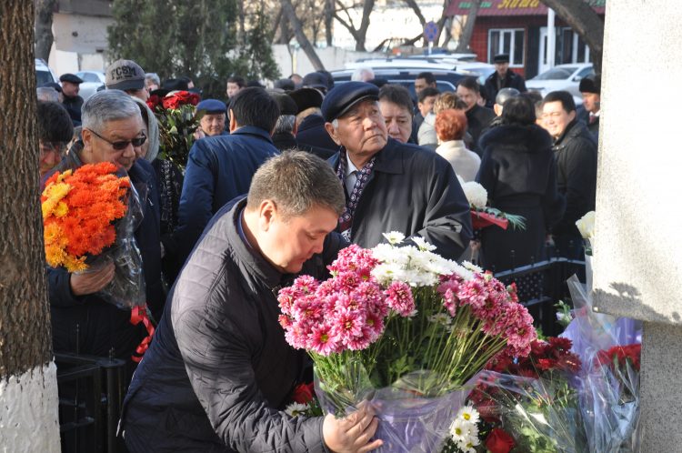 Жазушы Әбжапар Жылқышиевтың туғанына — 100 жыл!