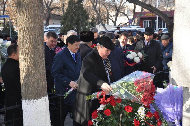 Жазушы Әбжапар Жылқышиевтың туғанына — 100 жыл!