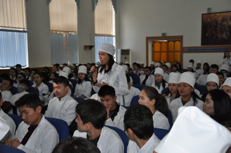 Елбасы курстастары «1 желтоқсан — Тұңғыш Президент күніне» орай ОҚМА студенттерімен жүздесті