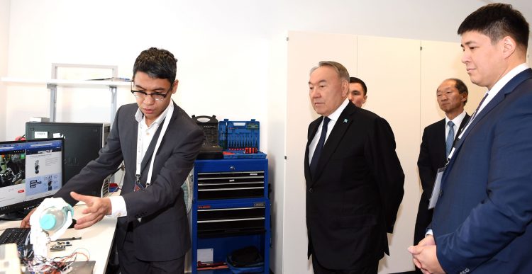 Елбасы «Назарбаев Университеті» дербес білім беру мекемесінің ғылыми-зерттеу кешеніне барды