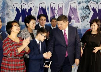 Қызылорда әкімі Нұрлыбек Нәлібаев бүлдіршіндерді Жаңа жыл мерекесімен құттықтады