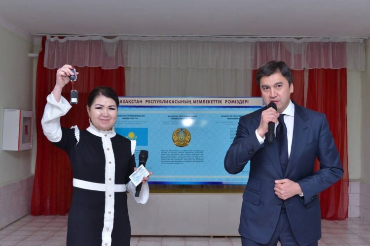 Елбасы Шымкенттегі көмекші мектеп-интернатына автокөлік тарту етті