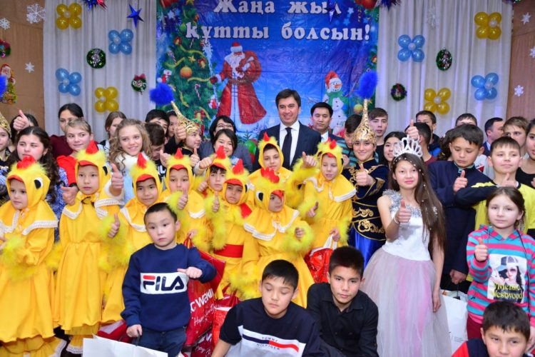 Елбасы Шымкенттегі көмекші мектеп-интернатына автокөлік тарту етті