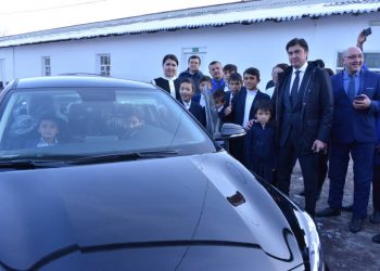 Елбасы Шымкенттегі көмекші мектеп-интернатына автокөлік тарту етті