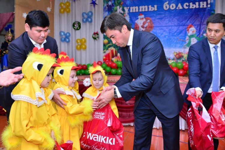 Елбасы Шымкенттегі көмекші мектеп-интернатына автокөлік тарту етті