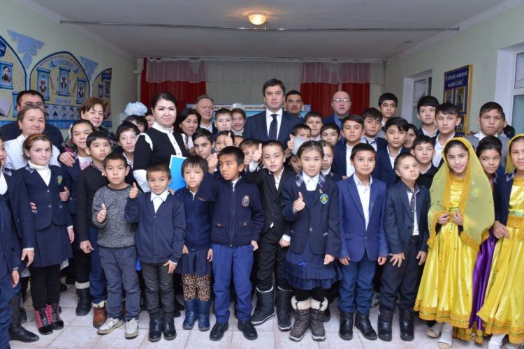 Елбасы Шымкенттегі көмекші мектеп-интернатына автокөлік тарту етті