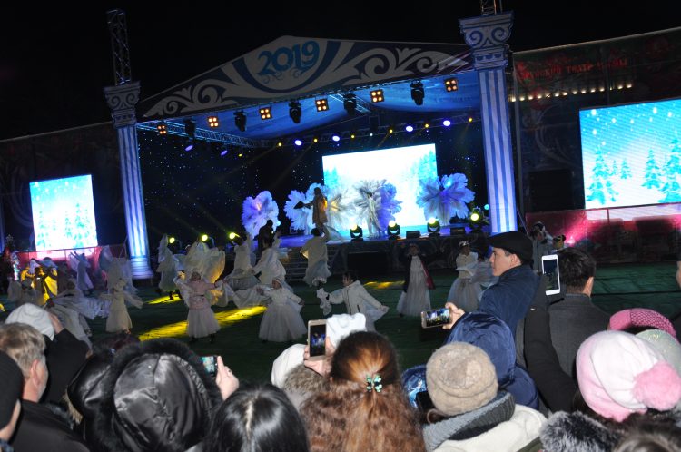 Мегаполистің басты шыршасының шамы жағылды