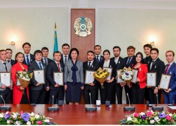 Гүлшара Әбдіқалықова «Дарын» мемлекеттік жастар сыйлығын тапсыру рәсіміне қатысты