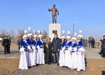 Отырарда Шәмші Қалдаяқов атындағы саябақ пен ескерткіш ашылды