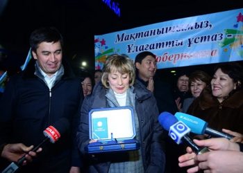 Шымкенттіктер Қазақстанның Еңбек Ері атанған ұстазды әуежайдан күтіп алды
