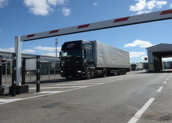 Водителя из Казахстана нашли повешенным в кабине фуры на Софийской овощебазе в Петербурге