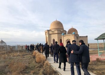 Мәжілісмендер Отырарда тарихи орындарды аралап жүр