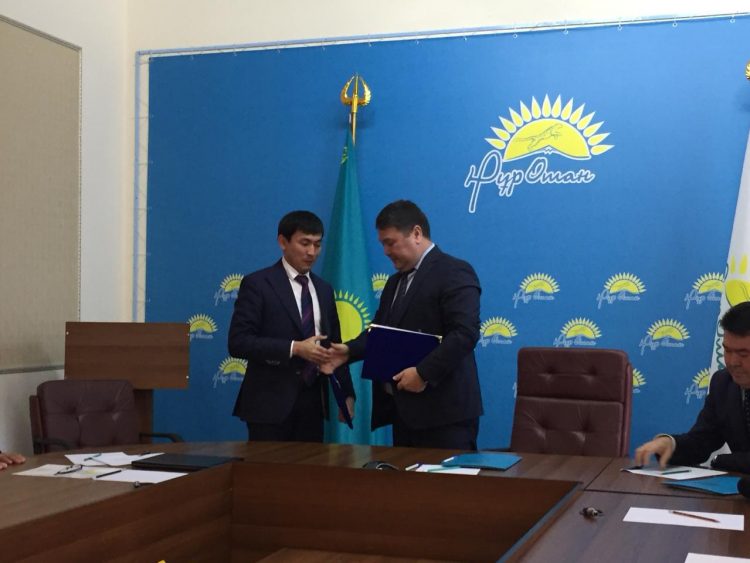 Шымкентте «Нұр Отан» партиясы Шымкент қалалық филалы екі бірдей меморандумға қол қойды