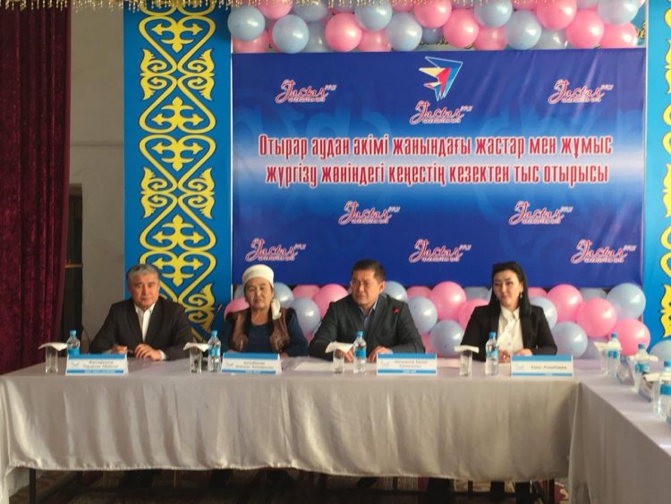 Отырар ауданының әкімі Ерлан Айтаxанов жалынды жастармен жүздесті