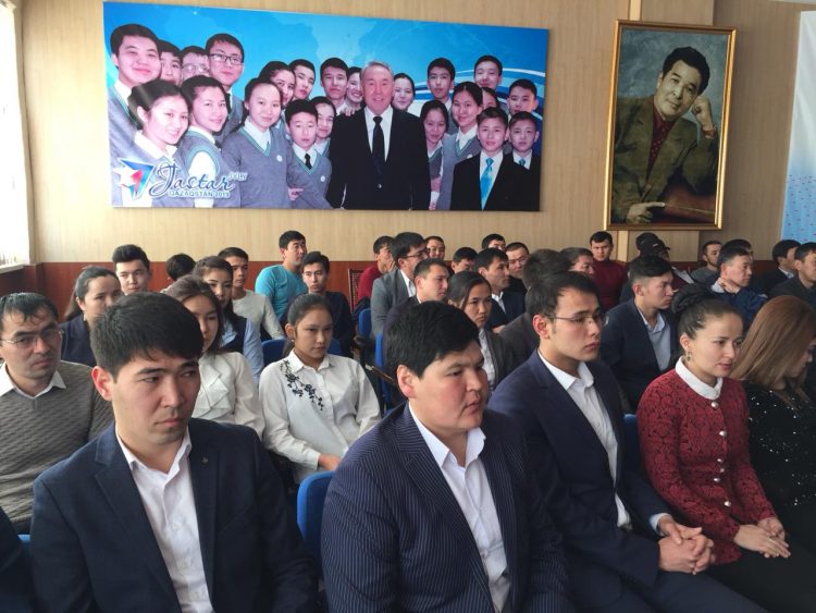 Отырар ауданының әкімі Ерлан Айтаxанов жалынды жастармен жүздесті