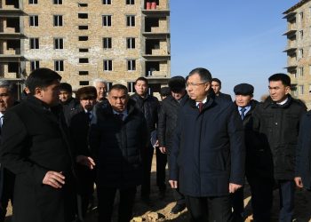 ТҮРКІСТАН ҚАЛАСЫНДАҒЫ ҚҰРЫЛЫС ЖҰМЫСТАРЫ ЕКІ АУЫСЫММЕН ЖҮРУДЕ