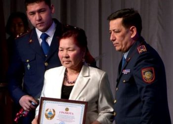 Женщину наградили за спасение мальчика от педофила в Шымкенте