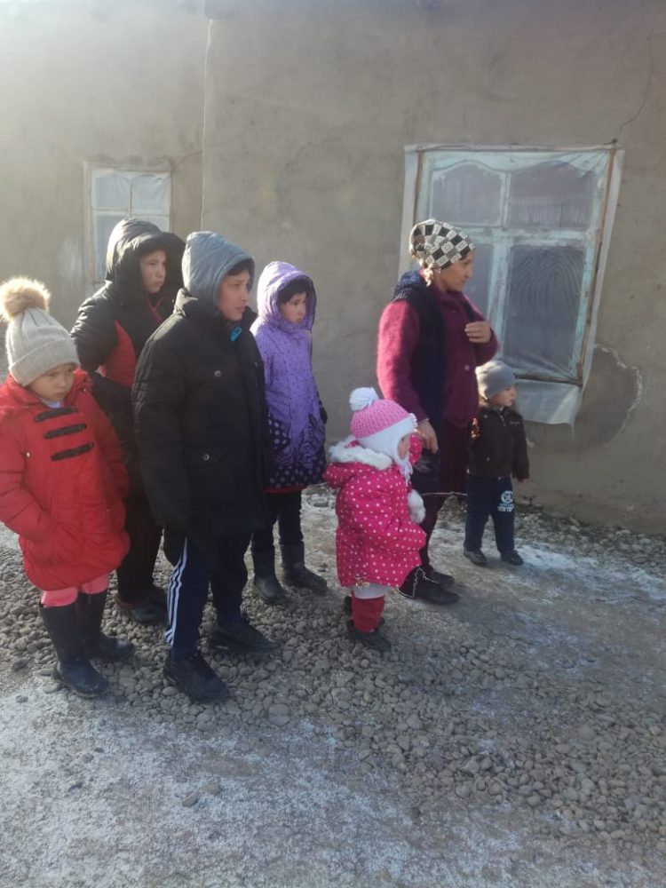 Желідегі темір өткізуші баланың отбасы жаңа үйге көшті