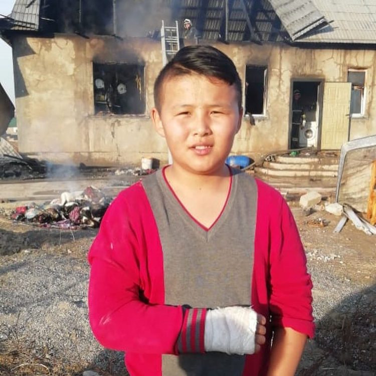 Он үш жасар жасөспірім екі бүлдіршінді құтқарды 