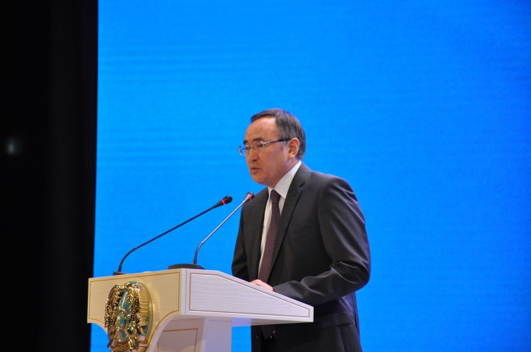 Өңірлердің өсуі: Жамбыл облысының әкімі Асқар Мырзахметовтің халық алдындағы есеп беру кездесуі өтіп жатыр