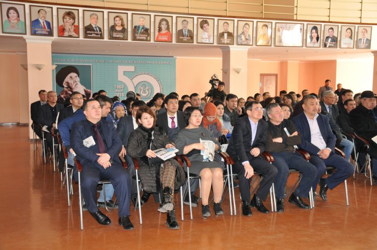 Өңірлердің өсуі: Жамбыл облысының әкімі Асқар Мырзахметовтің халық алдындағы есеп беру кездесуі өтіп жатыр