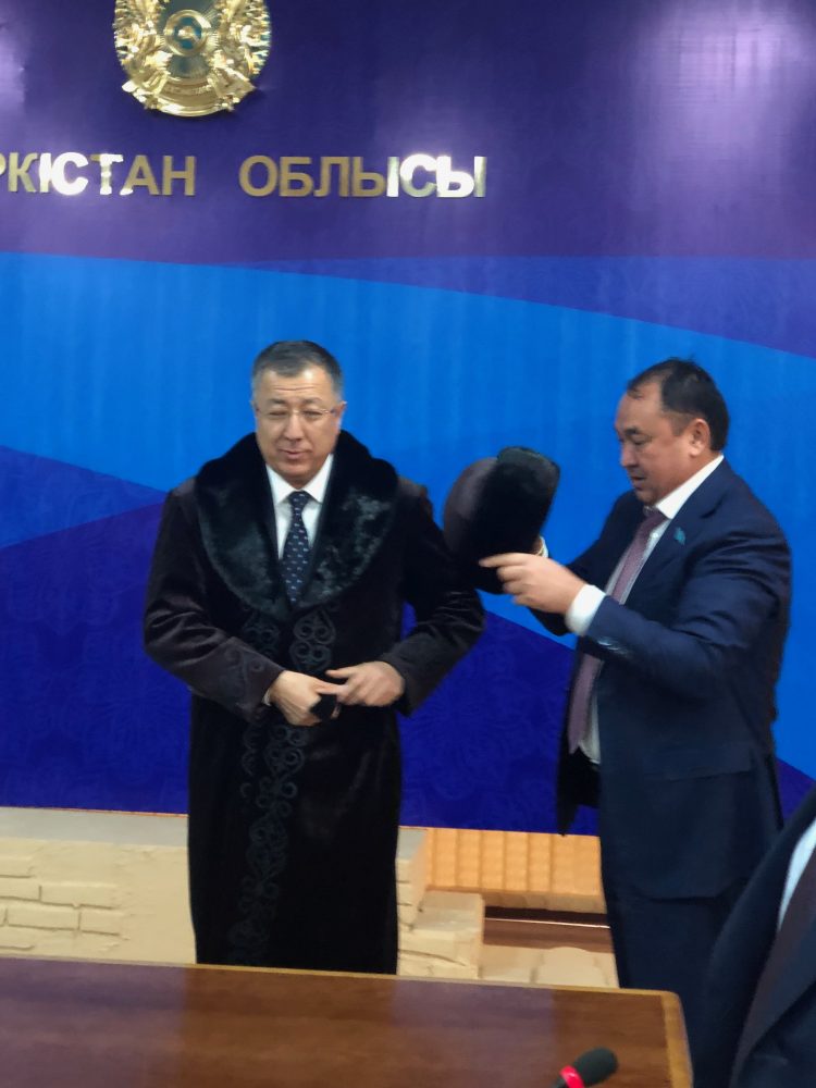 Түркістан тізгінін ұстаған тұңғыш әкім депутаттармен бас қосты